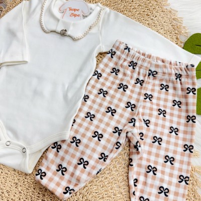 Conj. Body Manga Longa Gola Bordada e Calça em Plush Lacinhos - Off White e Caramelo